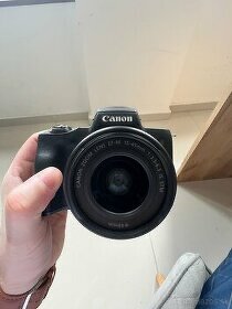 Predám fotoap. Canon EOS M50 ideálny pre vlogera s 2 objekt.