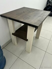 drevený konferenčný stolík