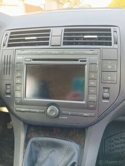 Kúpim auto rádio ford