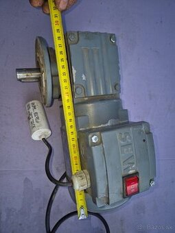 Elektromotor s prevodovkou 25 ota/min.