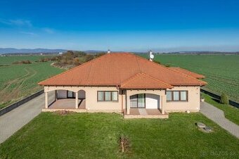 KOMÁROVCE - 5 IZBOVÝ RD 360 M2 SO SAUNOU, POZEMOK 3.629 M2