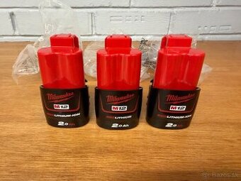 3 kusy originální AKU baterie Milwaukee M12 2,0 Ah Red
