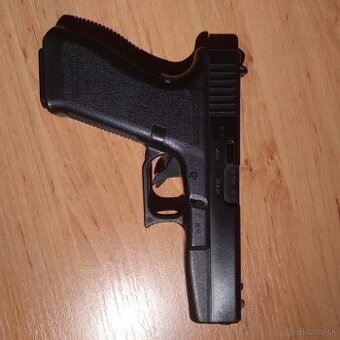 Predám airsoftovú pištoľ – Pružinovu repliku Glok 17 (