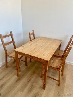 Stol so 4 stolickami