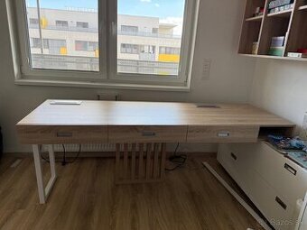 Stol a skrinky na stenu
