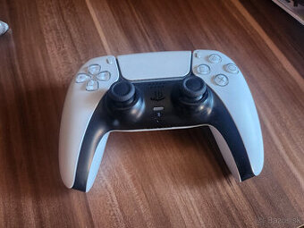 ovládač na PS5