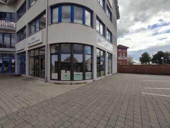 Obchodný priestor 85m2 s výkladmi do frekventovanej cesty, U