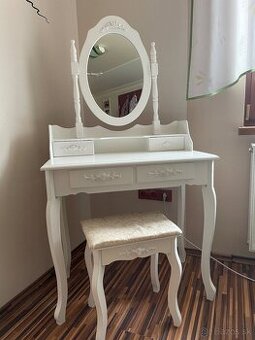 Toaletný vintage stolík so stoličkou