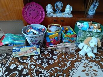 Veľa rôznych hračiek vo veľmi dobrom stave