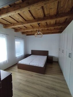 Na prenájom zariadený 2 izbový byt v rod. dome, obec Borovce