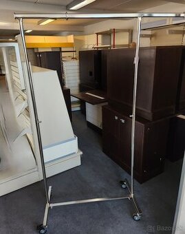 Vešiak na kolieskach