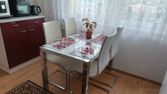 Set jedálenskych stoličiek