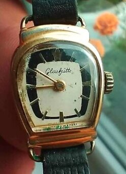 Zlacené dámské hodinky