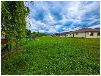 SLNEČNÝ STAVEBNÝ POZEMOK / HRONSEK / ROVINA/ 825 m2 / DOHODA