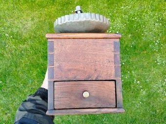 Velký a velice zachovalý historicky mlyncek na kávu