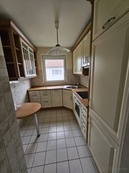 Moderní kuchyňská linka se spotřebiči