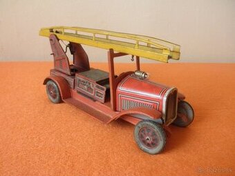 stará hračka plechové autíčko hasič Tippco, funkčné 30. roky