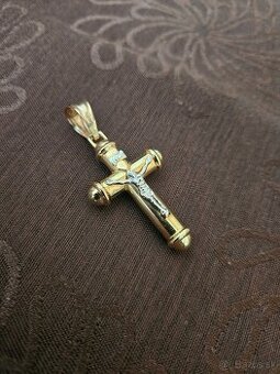 Zlatý prívesok kríž