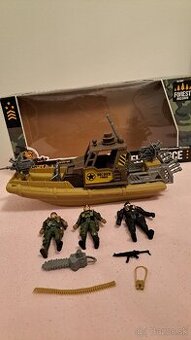 Predám soldier force-čln sj s figúrkami. Pekné,málo hrané.