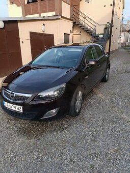 Predám Opel Astra j