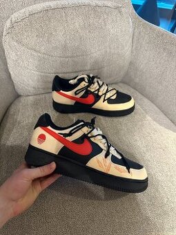 Nike Air Force 1 (čierno červené - veľkosť 43)