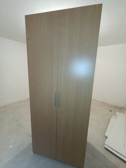 Darujem 4 skrine za jahodové vino