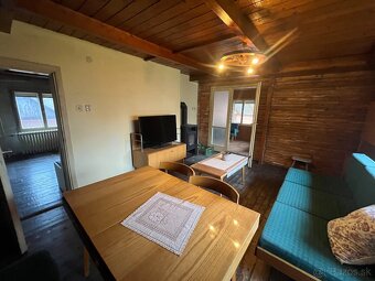 🏡 Samostatná drevená chata s garážou a krbom v Uhorskom