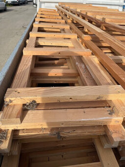 regále stojky  masív