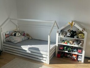 Domčeková posteľ s výsuvným lôžkom + regál na hračky