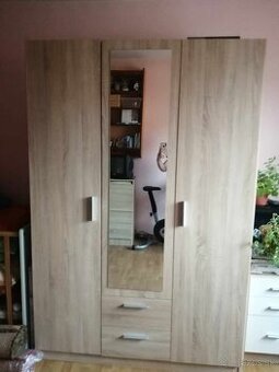 Predám trojdverovú skriňu so zásuvkami a zrkadlom