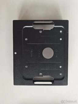 Adaptér Zalman pre ssd a hdd do PC skrine.