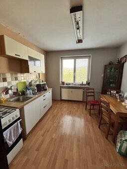 Veľkometrážny, trojizbovy byt s garážou v Čachticiach