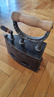stará liatinová žehlička na uhlie