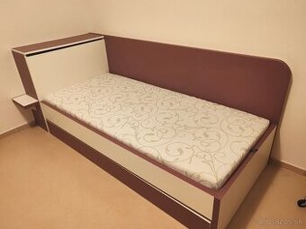 Posteľ s úložným priestorom
