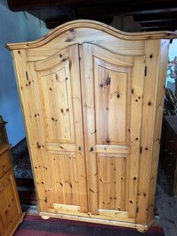 Šatní skříň z masivní borovice, 4868
