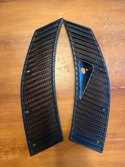 Sada mriežok vetrania na prednú kapotu (ľavá + pravá) – W123