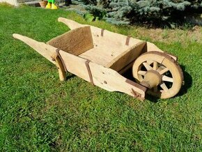 Starý drevený fúrik - tragač - barrow - wheelbarrow - 1