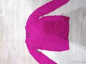 Ružový sveter.