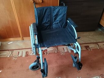 Invalidný vozík pre ťažšiu a širšiu osobu