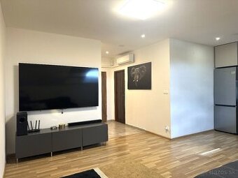 Veľkometrážny 2 izb. klimatizovaný byt v tichej lokalite