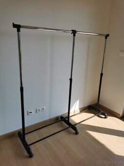 Posuvný stojan na šaty, oblečenie, štender