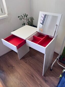 Kozmetický / dekoratívný stolík