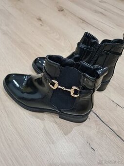 Čierne lakované čižmy