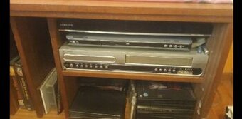 Predám vsh- dvd  za 15 eur, cd po 2 eur za 1 kus.