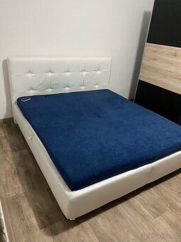 Manželská posteľ 180x200 + rošty