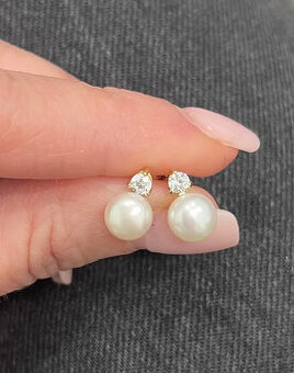 NOVÉ Zlaté náušnice zdobené dominantnou perlou - Korai - 1