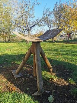 Železný masívny stojan