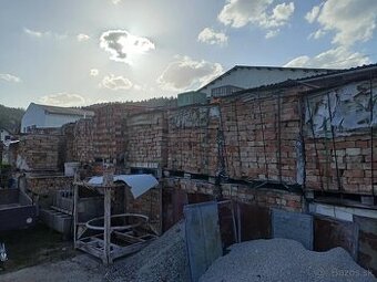 Predám tehlu plnú pálenú a pozdĺžne dierovanú (kántovka)
