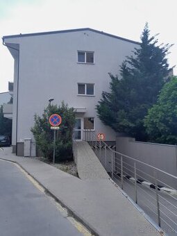 Prenajmem 1. izbový klimatizovaný byt v Rači s balkónom