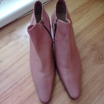Ruzove topanky nove c. 40